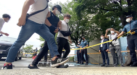 창녕 쇠사슬 아동학대 계부       창녕 아동학대 계부(가운데 검은 모자)가 13일 오전 경남 창녕경찰서 별관 조사실로 이동하고 있다. 연합